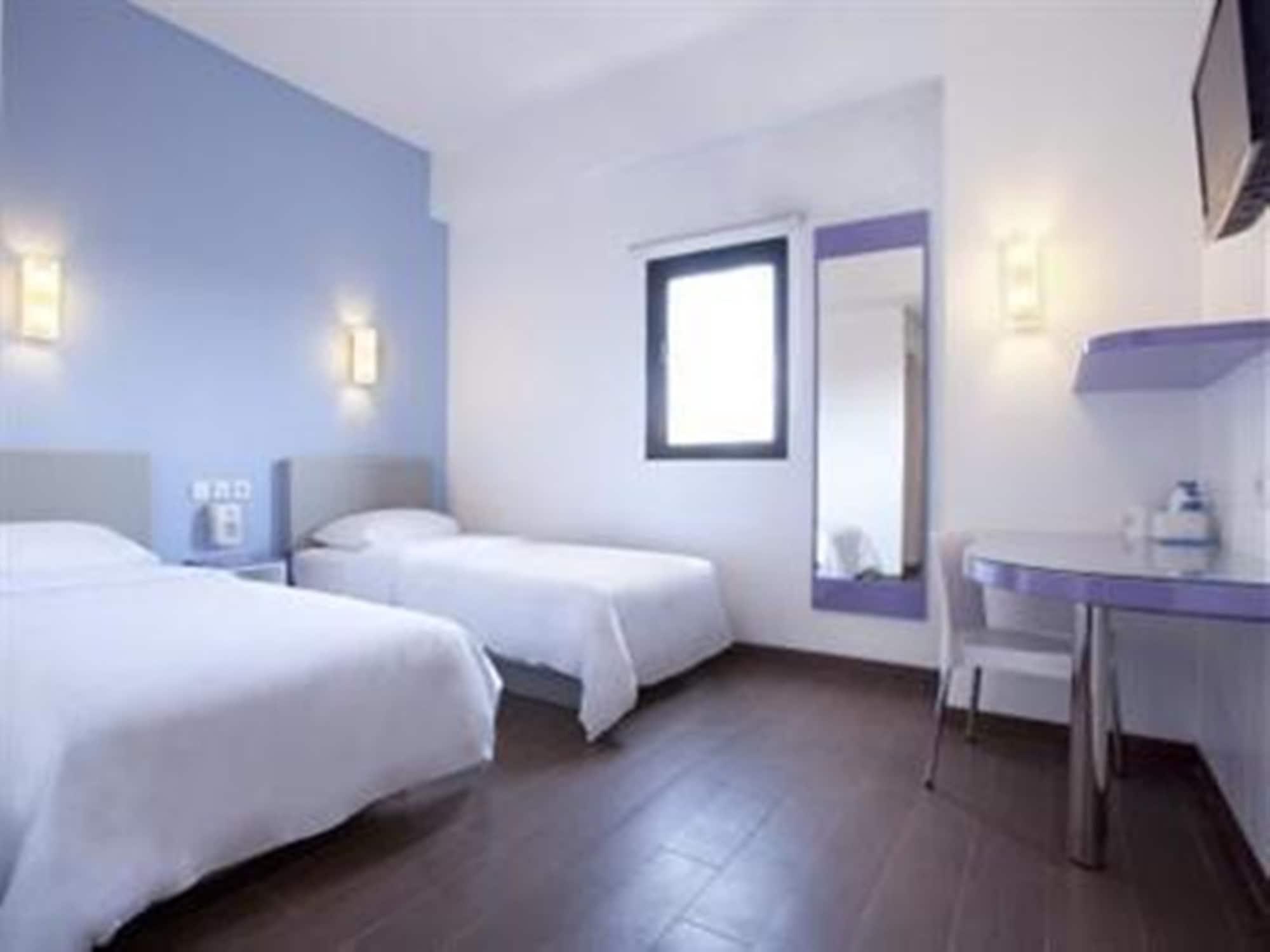 Amaris Hotel Thamrin City Джакарта Экстерьер фото