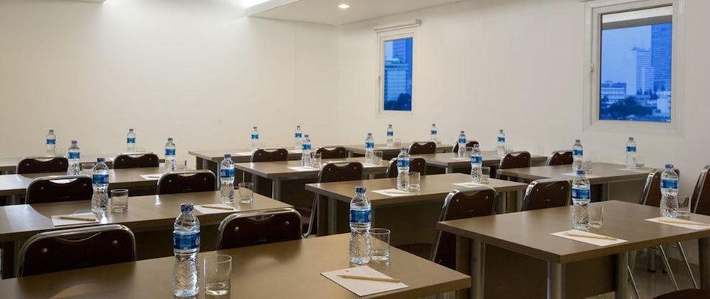 Amaris Hotel Thamrin City Джакарта Экстерьер фото